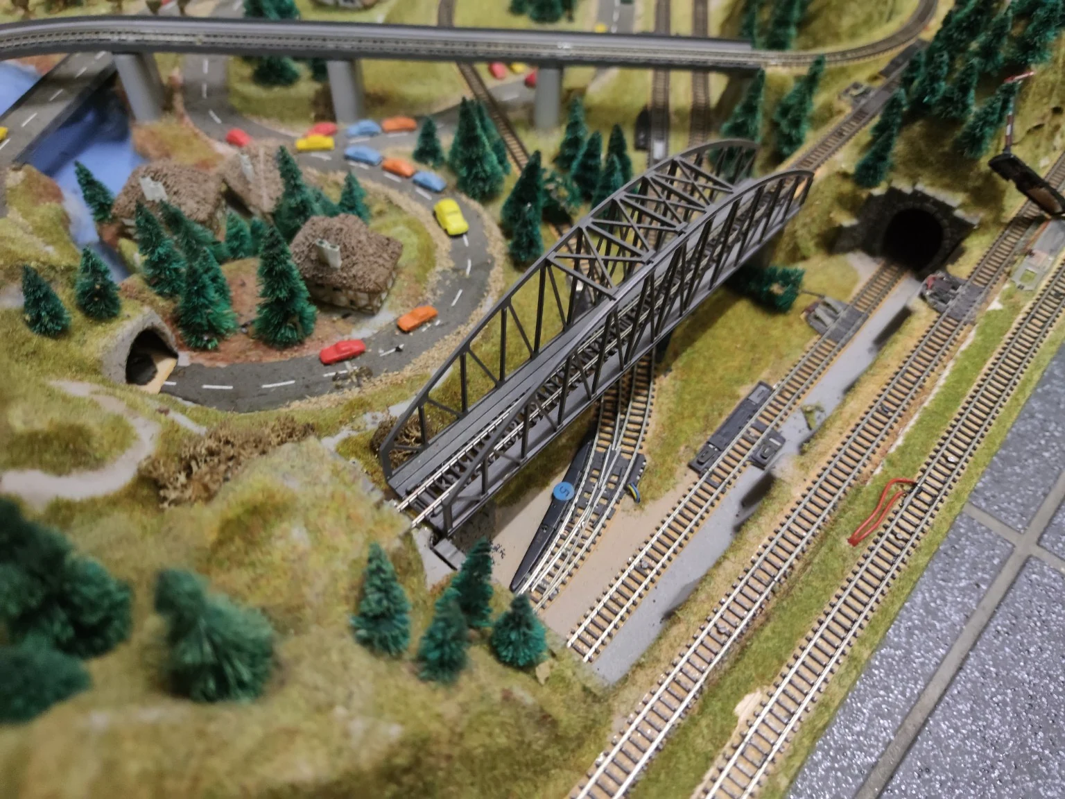 Modelleisenbahnanlage mit Brücke
